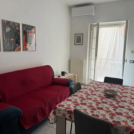 Sunflowers House شقة جيوفيناتسو